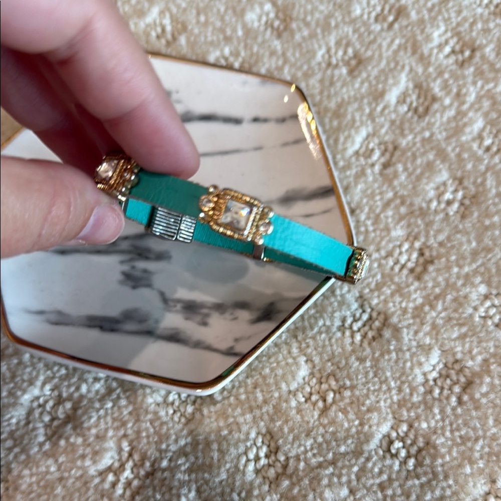 Elegant Gold and Green Bracelet - Picture 2 of 3